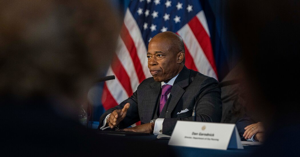 La aprobación de Eric Adams cae al nivel más bajo para cualquier alcalde de Nueva York en 27 años