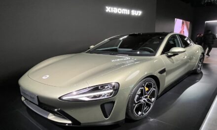La china Xiaomi presenta su primer vehículo eléctrico en un intento por competir con Porsche y Tesla