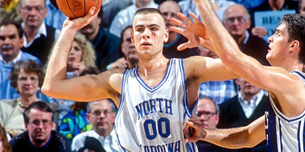 La estrella del baloncesto de Carolina del Norte Eric Montross muere a los 52 años