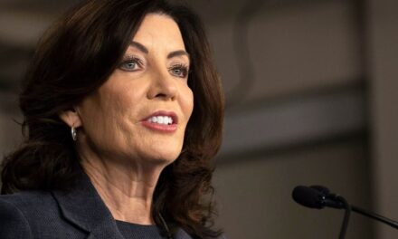 La gobernadora de Nueva York, Kathy Hochul, rechaza la prohibición de acuerdos de no competencia