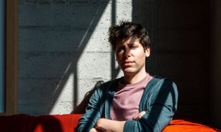 La habilidad de Sam Altman para esquivar balas… con un poco de ayuda de amigos importantes