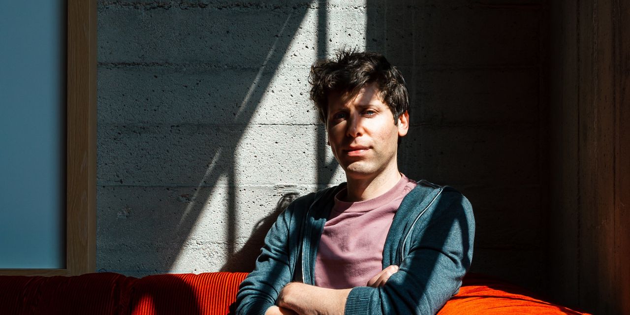 La habilidad de Sam Altman para esquivar balas… con un poco de ayuda de amigos importantes