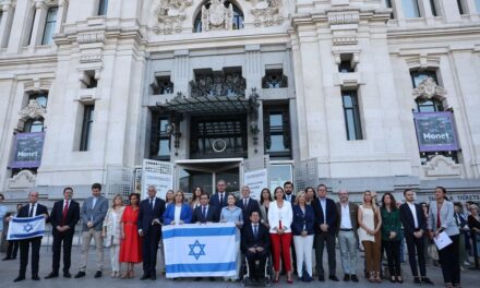 La izquierda arrincona a Almeida para que retire la Medalla de Honor a Israel tras la objeción de los Cronistas de Madrid |  Madrid |  España