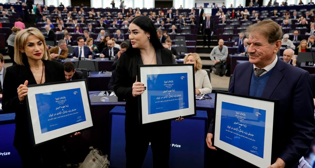 La madre de Mahsa Amini, en la ceremonia de entrega del premio Sajárov: “De sus cenizas ha renacido un nuevo espíritu” |  internacional