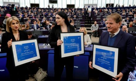 La madre de Mahsa Amini, en la ceremonia de entrega del premio Sajárov: “De sus cenizas ha renacido un nuevo espíritu” |  internacional