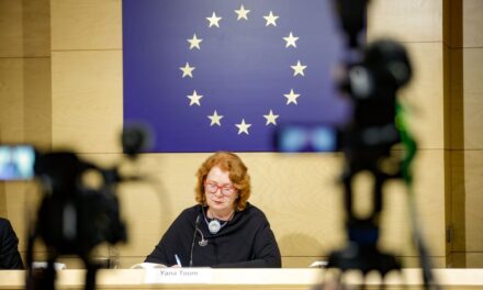 La misión europea afea a la Generalitat que no se plantee un modelo alternativo a la inmersión lingüística en las escuelas |  Cataluña |  España