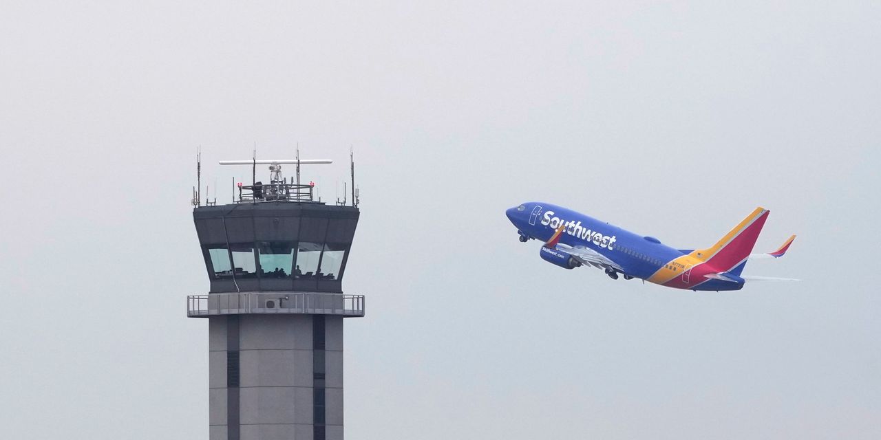 La niebla en el aeropuerto Midway de Chicago es un problema en un fin de semana de viajes navideño que de otro modo sería tranquilo
