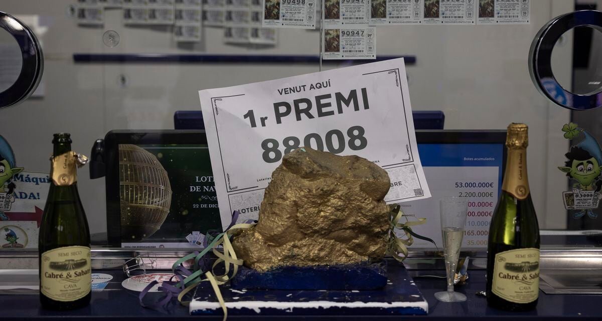 La piedra dorada de la suerte que repartió cuatro quintos premios y parte del Gordo en Barcelona |  Lotería de Navidad 2023