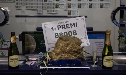 La piedra dorada de la suerte que repartió cuatro quintos premios y parte del Gordo en Barcelona |  Lotería de Navidad 2023