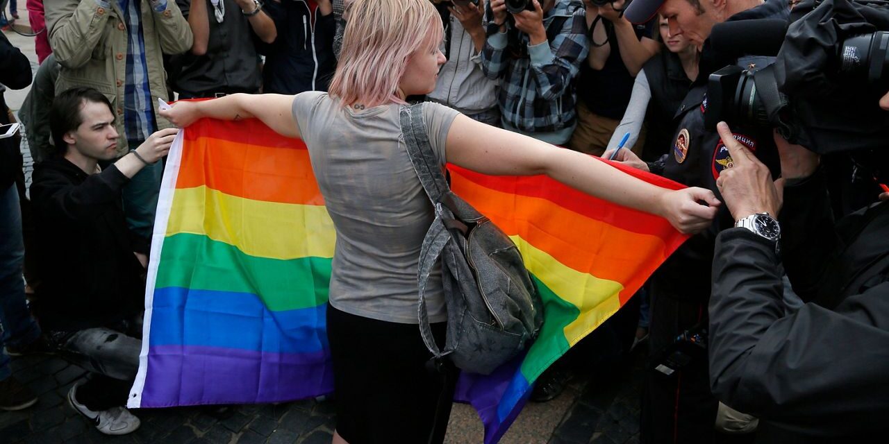 La policía allana bares gay de Moscú tras un fallo del Tribunal Supremo