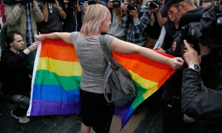 La policía allana bares gay de Moscú tras un fallo del Tribunal Supremo