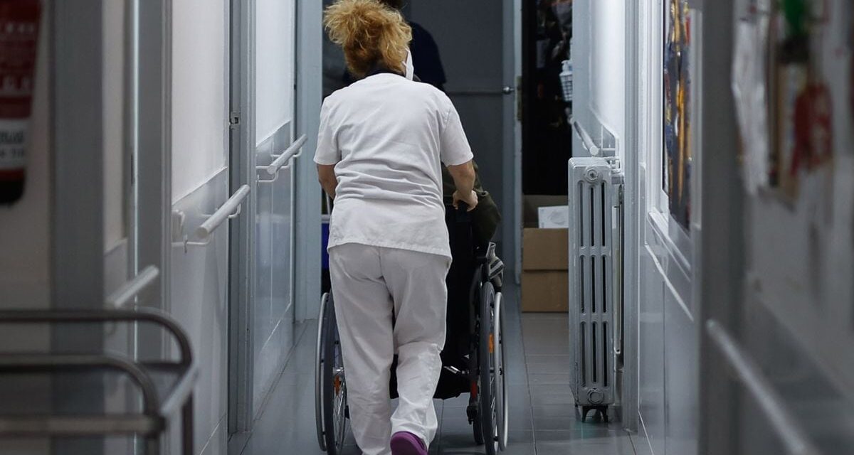La precariedad deja abierta la herida de la covid en las residencias |  Cataluña |  España