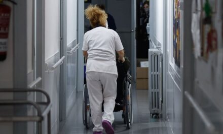 La precariedad deja abierta la herida de la covid en las residencias |  Cataluña |  España
