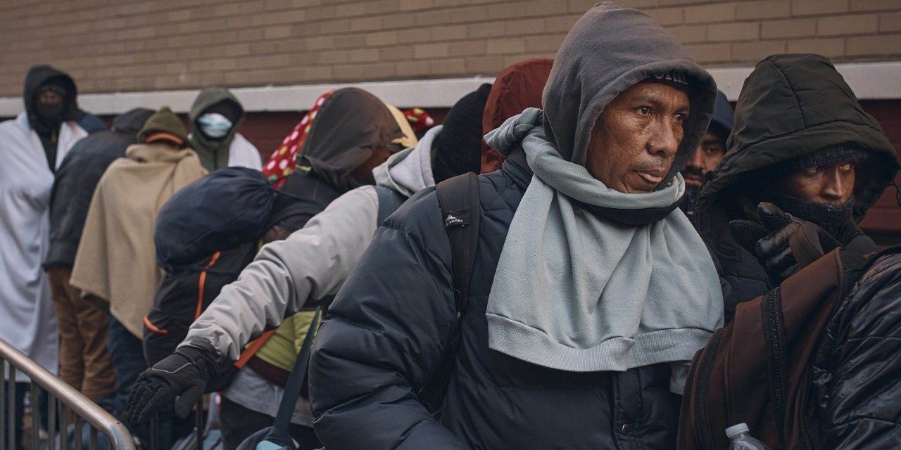Lander revoca el poder de gasto de emergencia del alcalde para los inmigrantes
