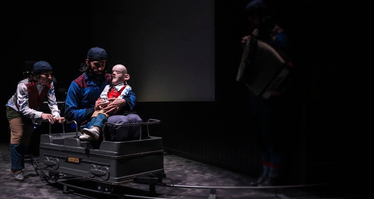 Las críticas de teatro de la semana: una obra para llevar a los sobrinos, un perro con currículum y un drama poético |  babelia