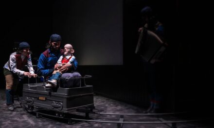 Las críticas de teatro de la semana: una obra para llevar a los sobrinos, un perro con currículum y un drama poético |  babelia