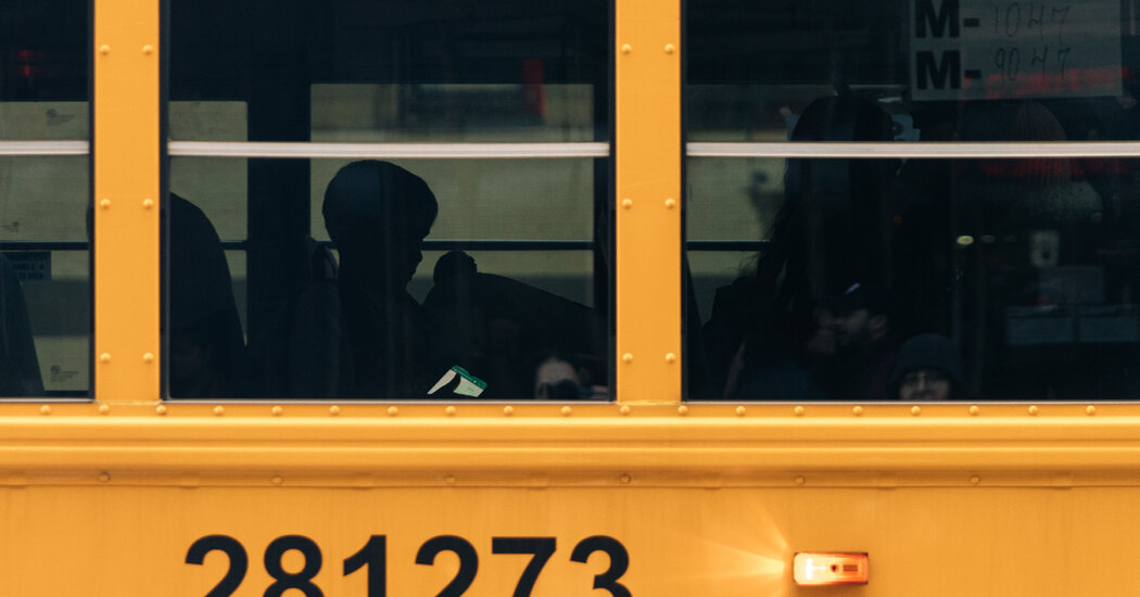 Las escuelas de la ciudad de Nueva York advierten sobre un desastre mientras la ciudad se dispone a desalojar a niños inmigrantes sin hogar