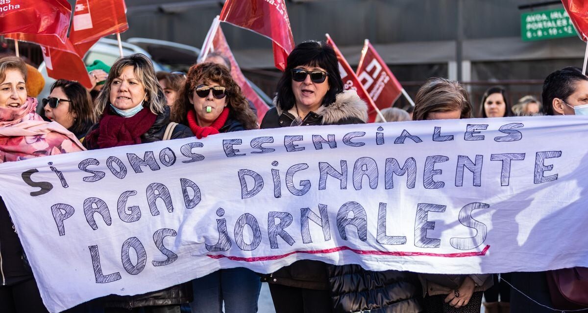 Las mujeres lideran la protesta laboral: ya son el 58% de quienes participan en huelgas |  Economía