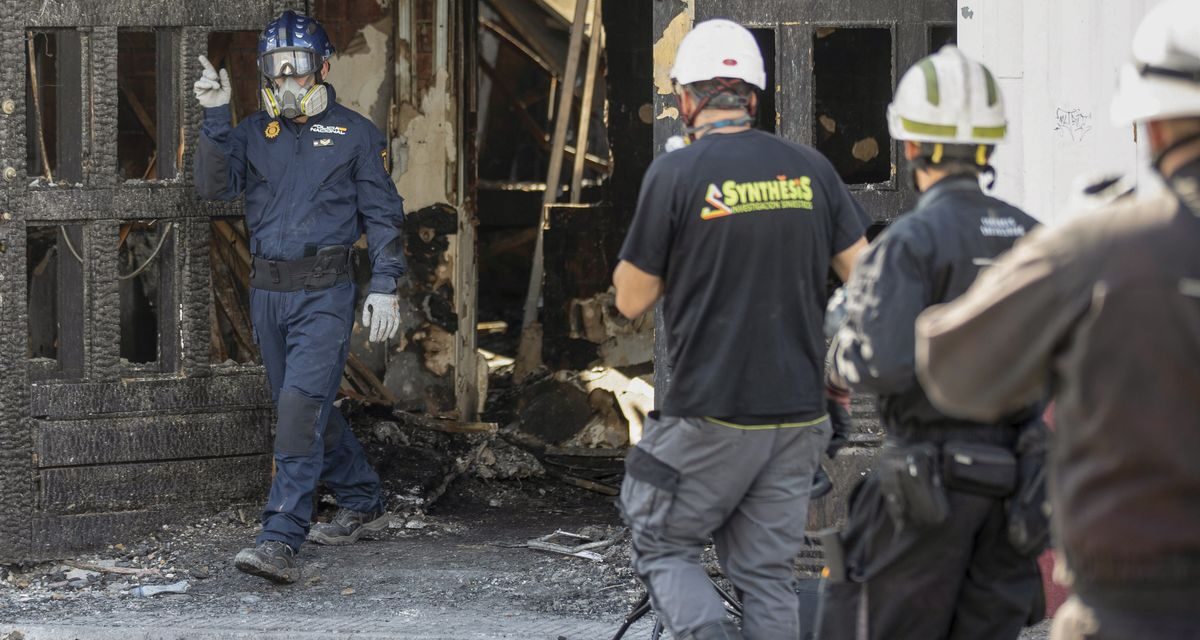 Las salidas de emergencia de las discotecas incendiadas en Murcia estaban cerradas con candado |  España