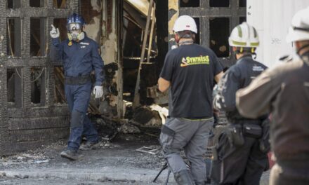 Las salidas de emergencia de las discotecas incendiadas en Murcia estaban cerradas con candado |  España