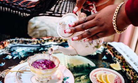 Levanta un meñique.  Es hora de tomar el té.