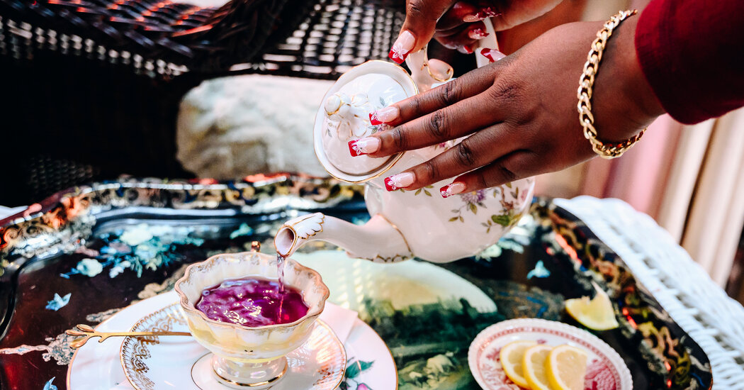 Levanta un meñique.  Es hora de tomar el té.