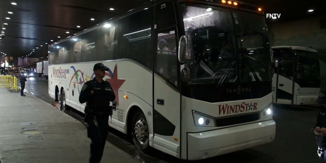 Llegan los primeros autobuses de inmigrantes tras la orden ejecutiva de Adams
