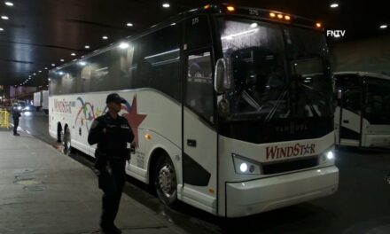 Llegan los primeros autobuses de inmigrantes tras la orden ejecutiva de Adams