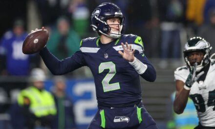 Lock, reemplazando a Smith, lleva a los Seahawks a una emotiva victoria