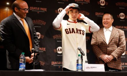 Los Gigantes promocionan a la estrella coreana Jung Hoo Lee como "absolutamente perfecto"