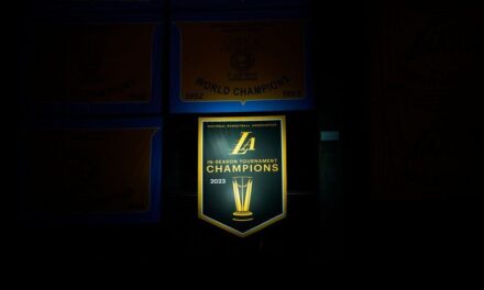 Los Lakers celebran la victoria en el torneo de temporada con una ceremonia de pancartas