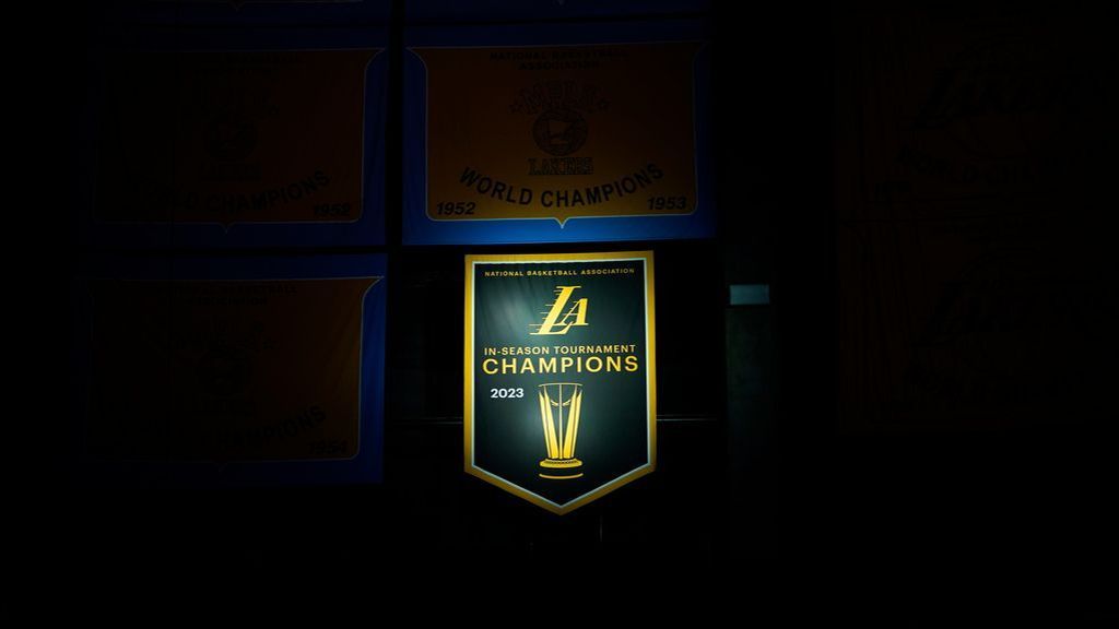 Los Lakers celebran la victoria en el torneo de temporada con una ceremonia de pancartas