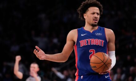 Los Pistons muestran 'lucha', pero vuelven a perder, culminando un raro mes sin victorias