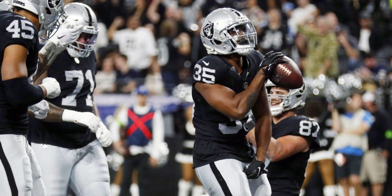 Los Raiders logran un récord del equipo de 63 puntos ante los golpeados Chargers