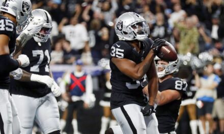 Los Raiders logran un récord del equipo de 63 puntos ante los golpeados Chargers