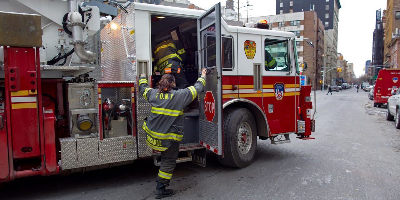Los bomberos del FDNY se preparan para protestar contra los recortes presupuestarios del departamento
