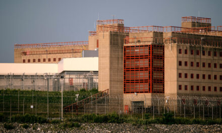 Los detenidos de Rikers fueron mantenidos encerrados en celdas después de que se produjo un incendio