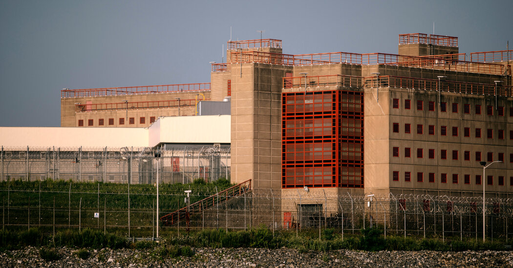 Los detenidos de Rikers fueron mantenidos encerrados en celdas después de que se produjo un incendio