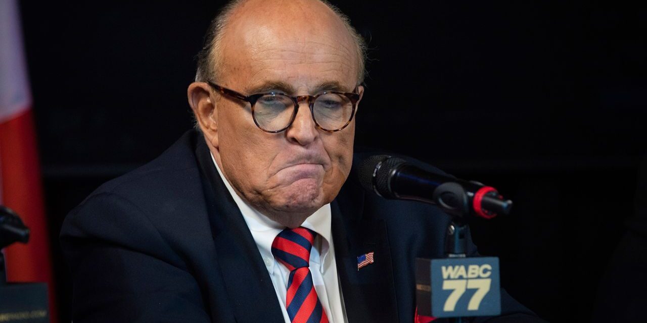 Los federales allanaron la oficina de Giuliani por sospechas de Ucrania