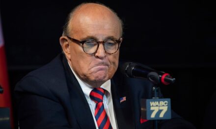 Los federales allanaron la oficina de Giuliani por sospechas de Ucrania