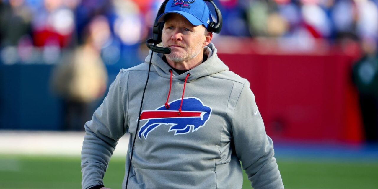 Los jugadores de los Bills y el gerente general Brandon Beane apoyan al entrenador Sean McDermott