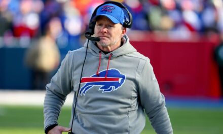 Los jugadores de los Bills y el gerente general Brandon Beane apoyan al entrenador Sean McDermott