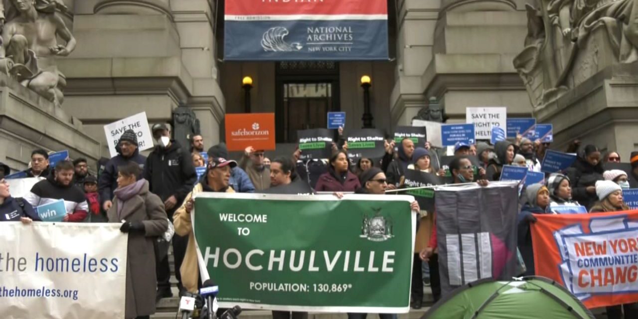 Los manifestantes exigen que Adams y Hochul mantengan su derecho a refugio