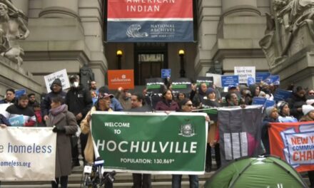Los manifestantes exigen que Adams y Hochul mantengan su derecho a refugio