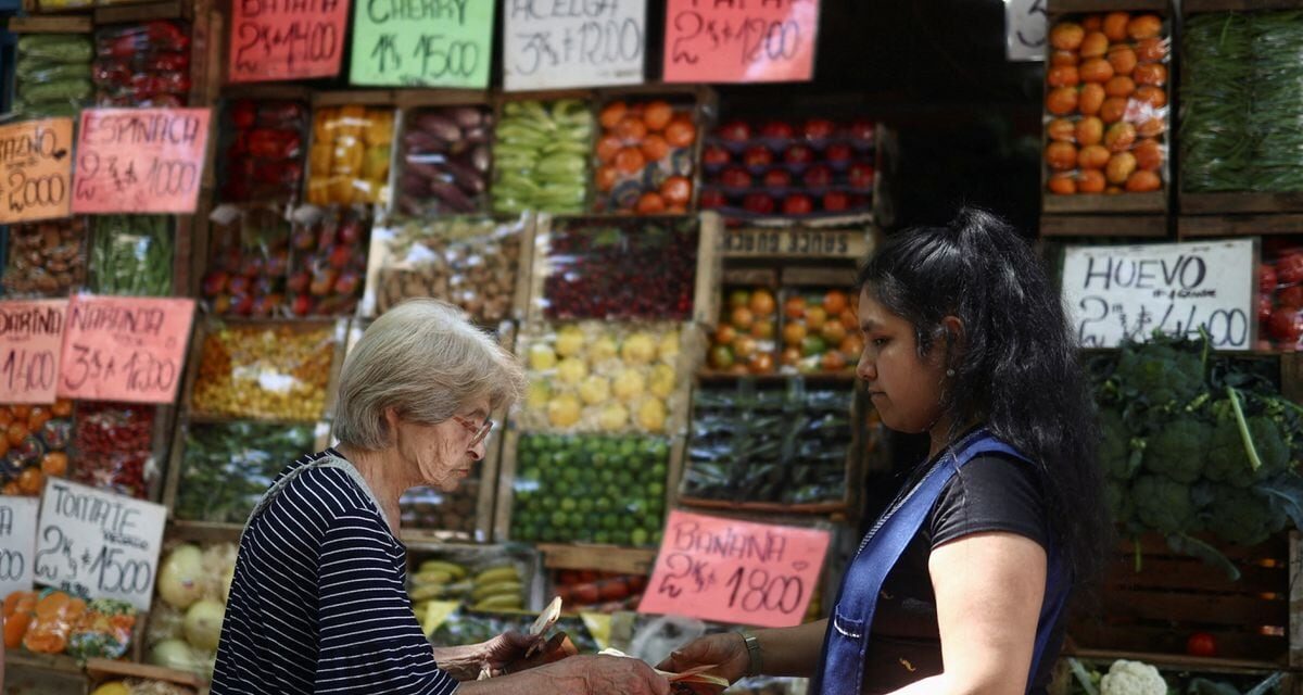 Los precios se disparan en Argentina tras la devaluación del peso de Milei