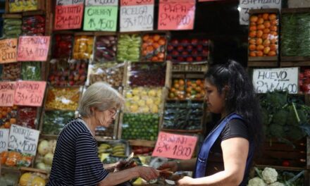 Los precios se disparan en Argentina tras la devaluación del peso de Milei