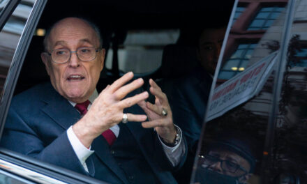 Los problemas económicos de Giuliani fueron el foco de la investigación en Ucrania, según revelan registros