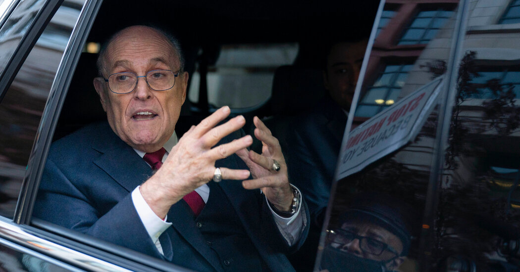 Los problemas económicos de Giuliani fueron el foco de la investigación en Ucrania, según revelan registros