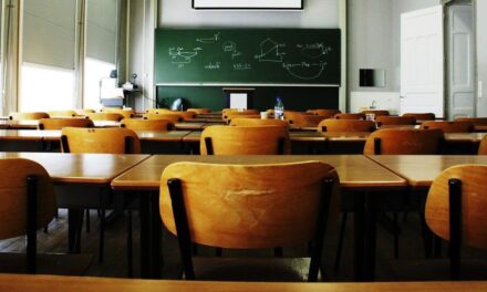 Los puntajes en matemáticas y lectura caen al nivel más bajo en dos décadas