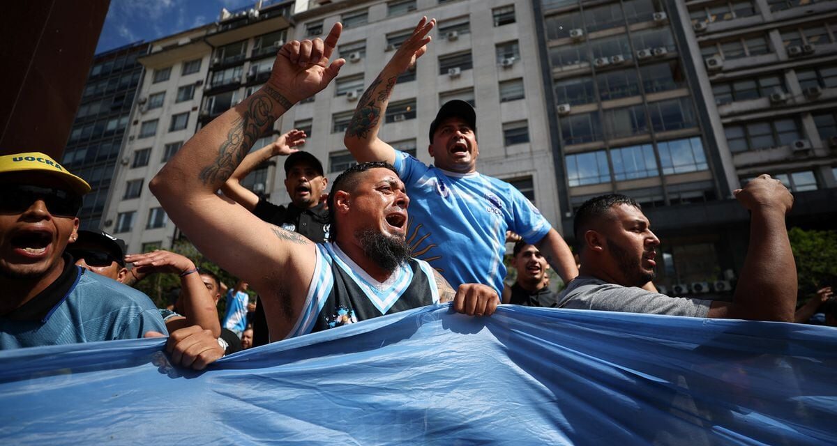 Los sindicatos argentinos protestan en la calle por el desmantelamiento del Estado decretado por Milei